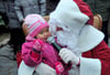 Der Weihnachtsmann nimmt im Dezember 2018 auf dem Adventsmarkt in Gladigau ein Kind auf den Schoß. Den Gladigauer Budenzauber soll der Weißbart auch in diesem Jahr ansteuern. Das Dorf hält an seinen Adventsmarktplänen fest. 