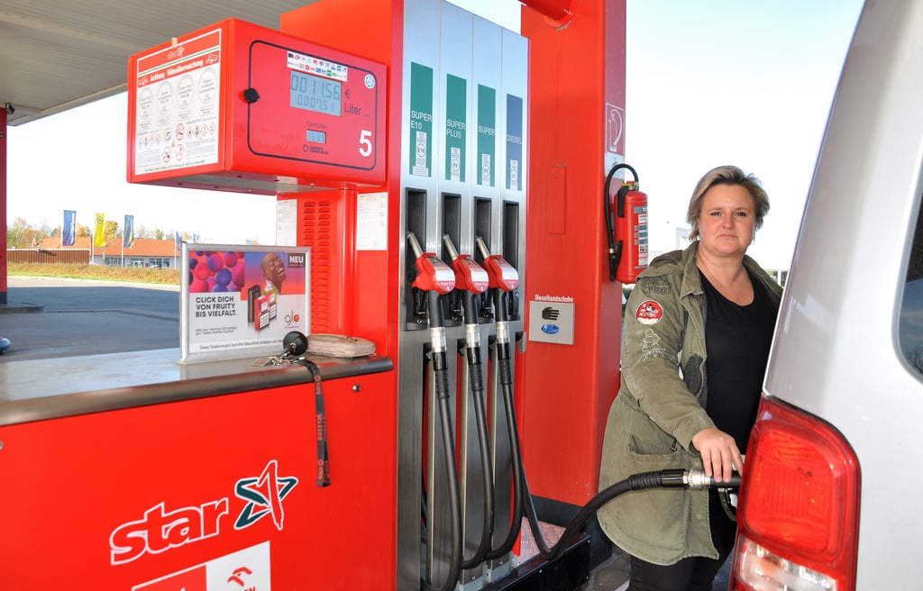 Désirée Grelle leitet eine Zerbster Transportfirma. Das Tanken bereitet ihr wegen der stark gestiegenen Spritpreise derzeit kein Vergnügen.