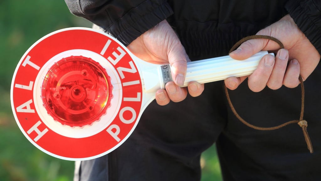 Bei der Kontrolle von zwei E-Scooter-Fahrern hat die Polizei in Erfurt gefälschte Impfausweise entdeckt.