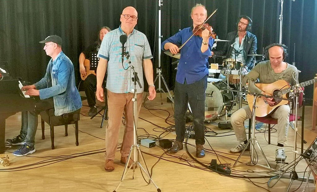 Für Burkhard Peine (am Mikrofon) war die Zusammenarbeit genauso besonders wie für die Musiker von Tänzchentee: Gemeinsam haben sie drei Lieder live als Akustikversion eingespielt.