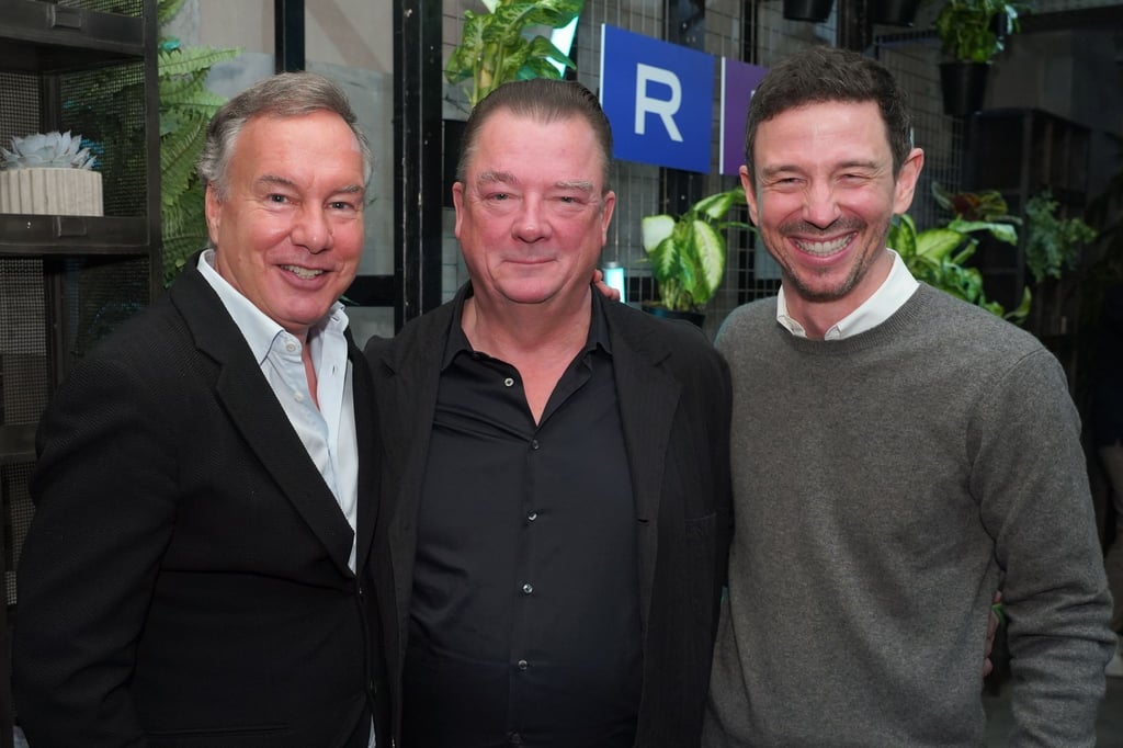 Schauspieler Peter Kurth (m) und die Filmproduzenten Nico Hofmann (l) und Oliver Berben bei der Vorstellung der neuen Streamingplattform RTL+.