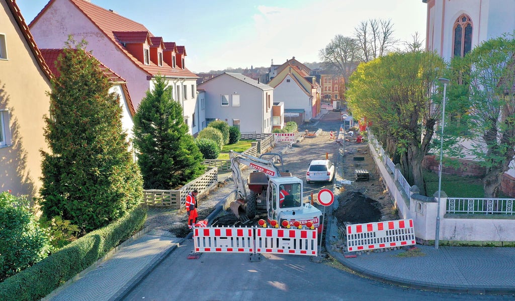 Die Firma Kutter HTS aus Helbra führt den grundhaften Ausbau der Eisleber Klosterstraße aus (hier am Klosterplatz).