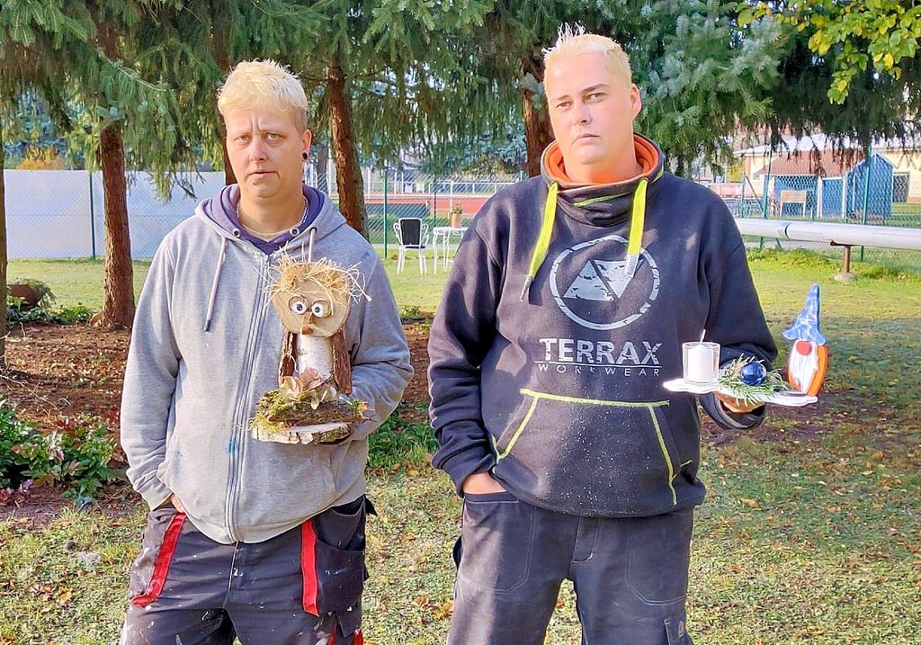 Beate Kleinecke und Dana Hoppe (von links), die in der Holzwerkstatt arbeiten, haben erste Dekorationsartikel angefertigt.