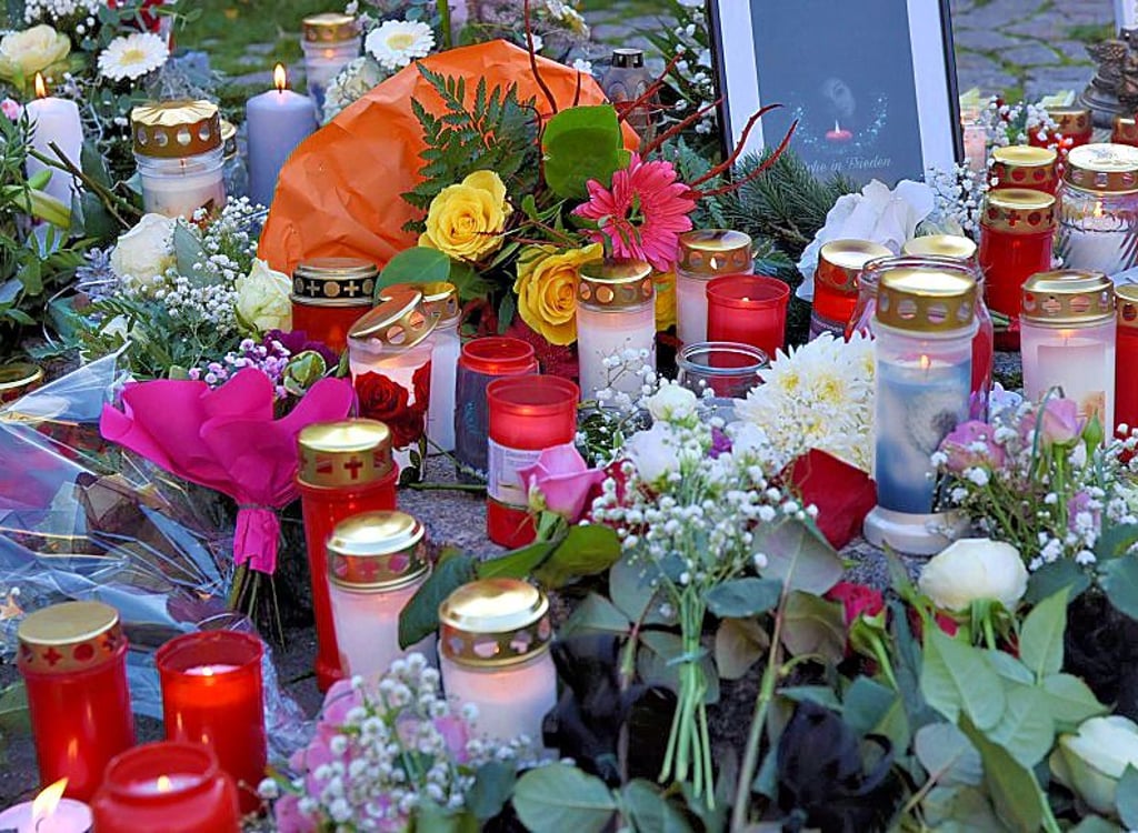 Blumen, Kerzen, Plüschtiere verwandeln den Sockel am Holzmarkt-Brunnen in einen Gedenkort.