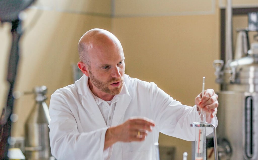 Jean Titze beim Bierbraupraktikum in der Lehr- und Versuchsbrauerei der Hochschule Anhalt in Köthen
