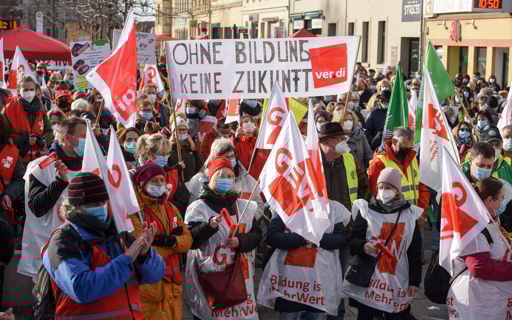 Abschlusskundgebung des ganztägigen Warnstreiksvor dem Steintor in Halle.