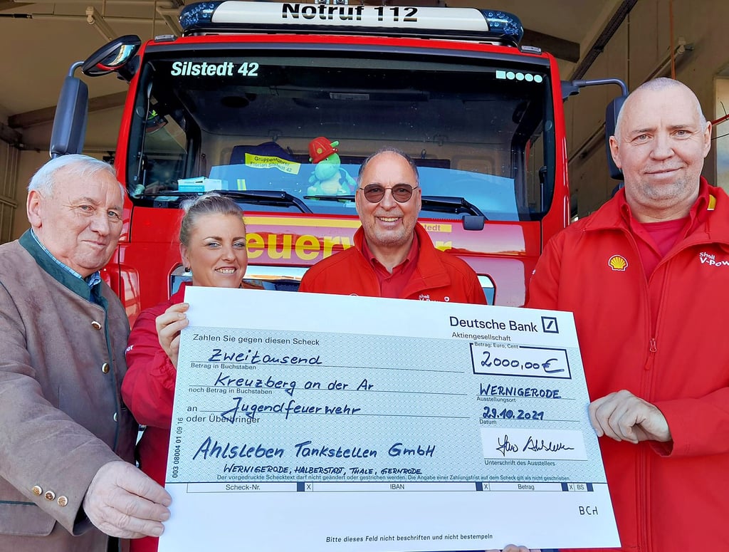 Überreichten Silstedts Bürgermeister Karl-Heinz-Mänz einen Spendenscheck über 2000 Euro: die Shell-Stationsleiter Katja Wagner (Gernrode), Lars Ahlsleben (Wernigerode, Thale) und Achim Schlüter (Halberstadt, von links).