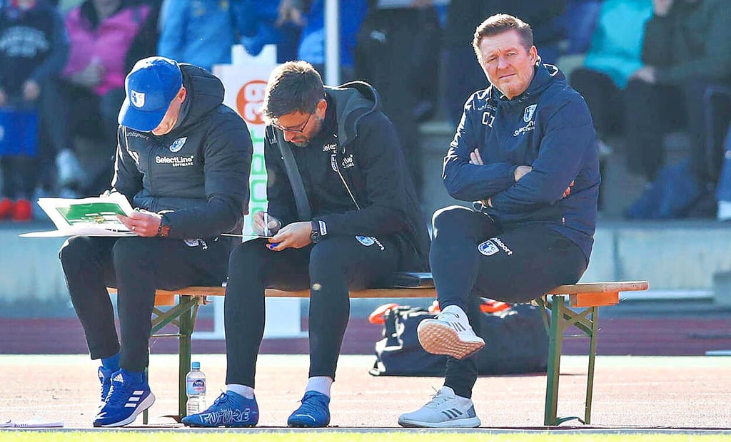 Trainer Christian Titz und seine Assistenten André Kilian und Silvio Bankert (v. r.) müssen improvisieren.