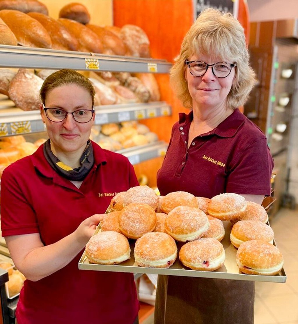 Anja Drechsler (links) und Silke Bernhauser von der Bäckerei Lampe in der Großen Kalandstraße in Weißenfels sind auf die Karnevalseröffnung gut vorbereitet. Heute werden extra dafür 200 Pfannkuchen gebacken.