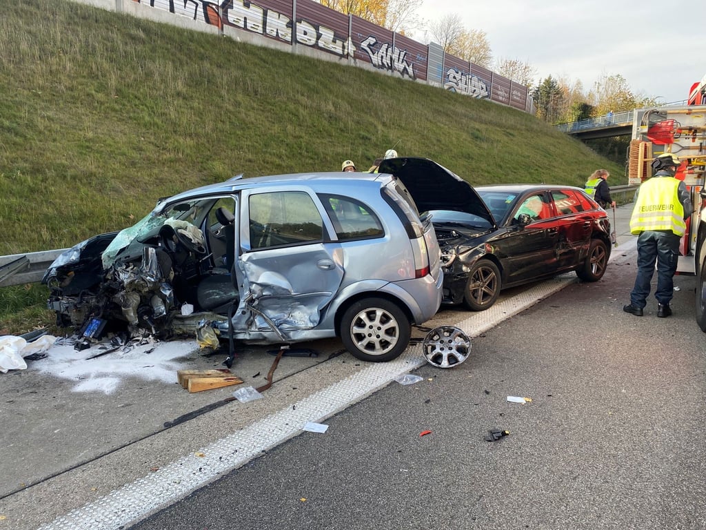 Ein 96-jähriger Falschfahrer hat auf der Autobahn A4 einen schweren Verkehrsunfall verursacht.
