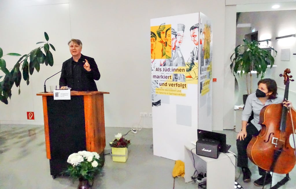 Der Direktor der Stiftung Gedenkstätten Sachsen-Anhalt, Kai Langer, bei der Begrüßung der Ausstellungsgäste. Natasha Jaffe intonierte am Cello unter anderem das Ravensbrücklied.
