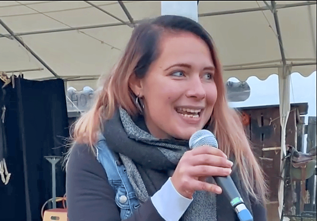 Jessica Brandau hat ein Lied für den „Hof der klugen Tiere“ geschrieben. Am 31. Oktober sang sie das Lied in Atzendorf live vor Publikum.