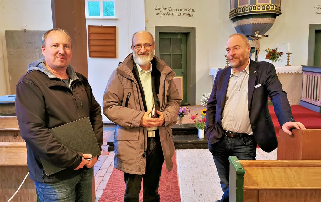 Klötzes neuer Pfarrer Ronald Höppner (rechts) zieht nach Absprache mit dem Gemeindekirchenratsvorsitzenden Remo Schwerin (links) und Salzwedels Superintendenten Matthias Heinrich in das seit fünf Jahren unbewohnte Pfarrhaus ein. Es muss jedoch noch vorher umfangreich saniert werden.
