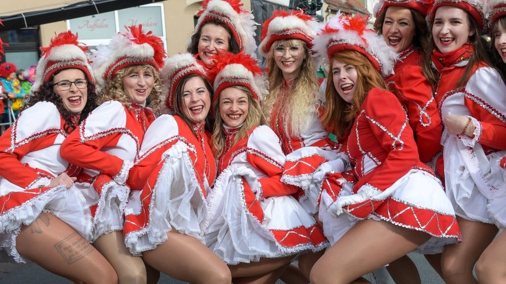 Eine Gruppe Närrinnen bei dem Rosenmontagsumzug der KUKAKÖ.