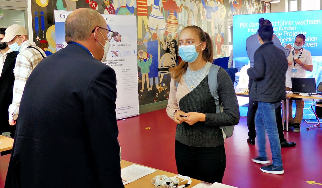 Mechatronikstudentin Theresa Laqua informiert sich am Stand von Ibu-Tec.