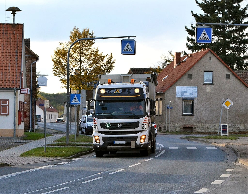 Selbst der Fußgängerüberweg in Remkersleben bietet den Bürgern keinen sonderlich sicheren Weg über die Straße.