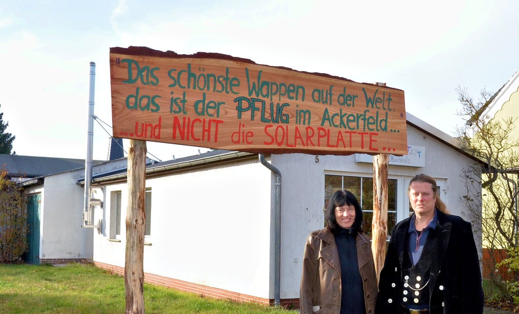 Heike Buchholz und Hagen Siedler errichteten in Eigeninitiative dieses Protestschild vor Heike Buchholz Kreativwerkstatt in der Schönhauser Beethovenstraße. Für die beiden oberen Zeilen wurde ein alter Bauernspruch genutzt.