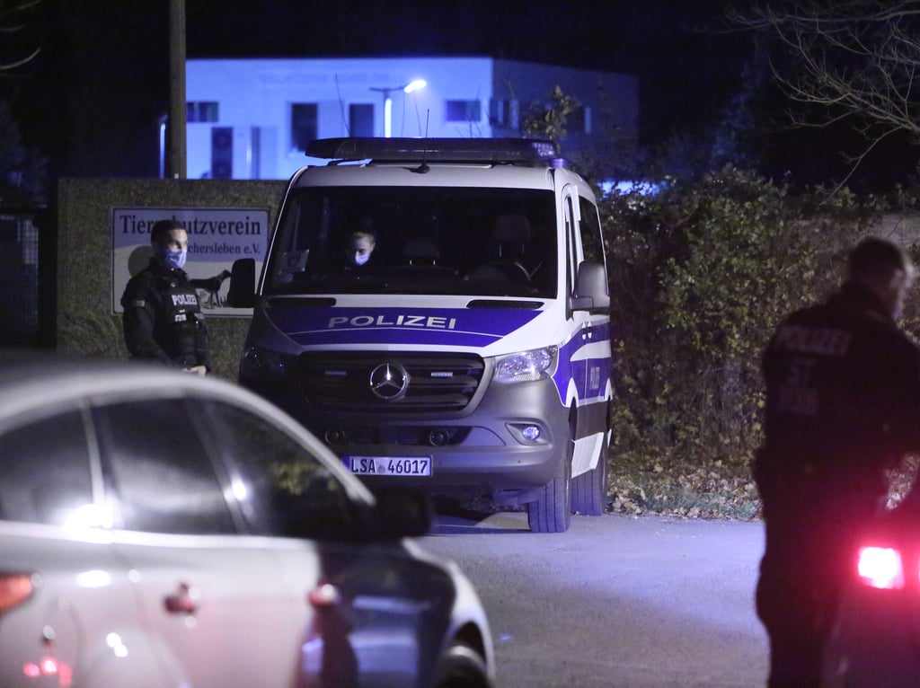 Einsatzkräfte der Polizei sperren einen mutmaßlichen Tatort ab.