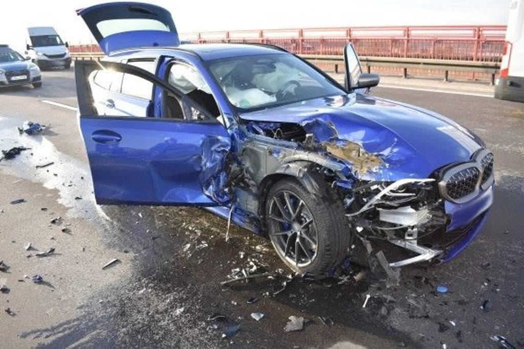 Das Auto wurde bei dem Unfall stark beschädigt.