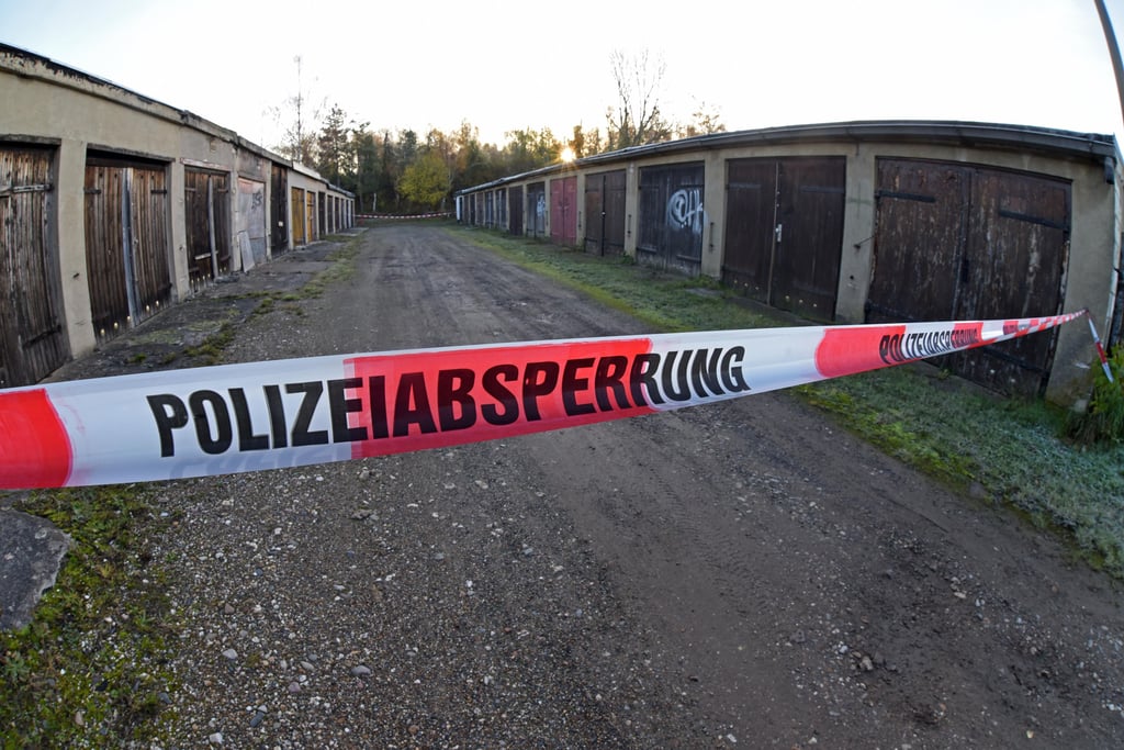 Der Ort des Verbrechens, ein Garagenkomplex, ist abgesperrt.