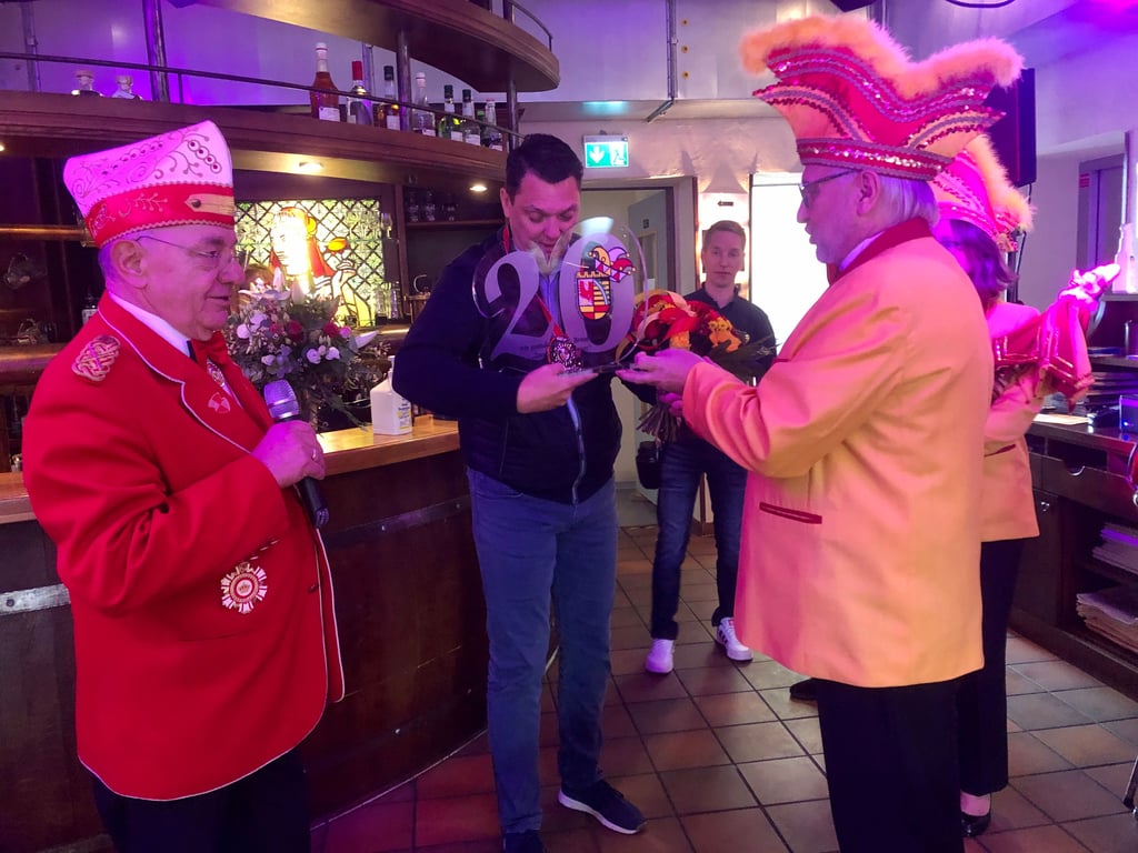 Die Präsidenten von WCC, Rolf Rätzer, und Gelb-Rot, René Kranhold überreichen Tobias Gröger eine "goldene 20" zum Jubiläum des Brauhauses "Zum Alten Dessauer".