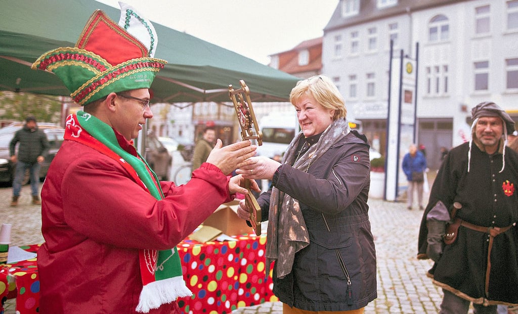 Ronny Sobeck erhielt von Bürgermeisterin Sabine Blümel den Stadtschlüssel.