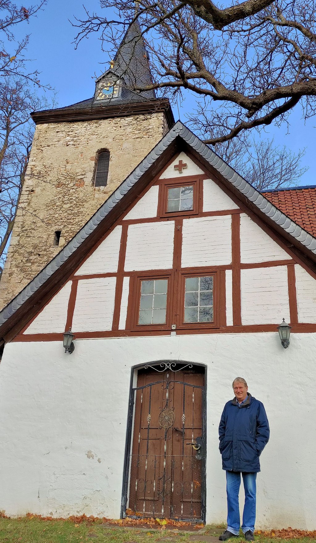 Berufung statt Beruf: Stephan Werther, hier vor der Osteröder Kirche St. Peter und Paul, bleibt in seinem Heimatdorf sowie in Veltheim und Rohrsheim weiterhin als Pfarrer tätig.