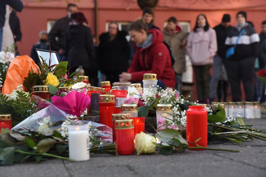 Ein Meer aus Blumen und Lichter auf dem Holzmarkt zum Abschied von Josefine.