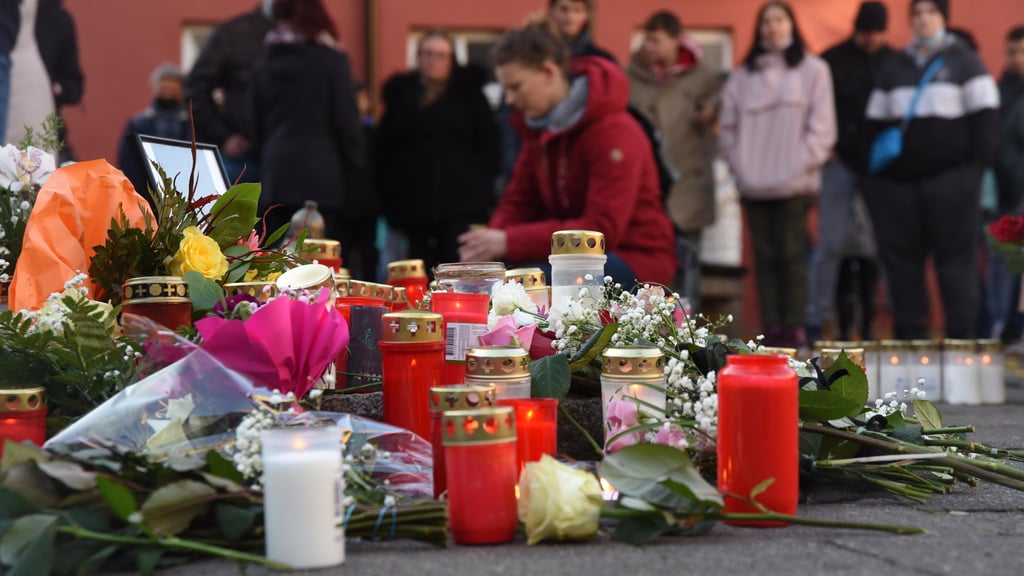 Viele Ascherslebener haben sich zu einem spontanen Gedenken für die gestern tot aufgefundene Josefine auf dem Holzmarkt versammelt und eine Kerze angezündet.