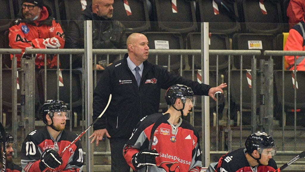 Bulls-Coach Ryan Foster schwört seine Mannschaft auf das Derby in Leipzig ein.