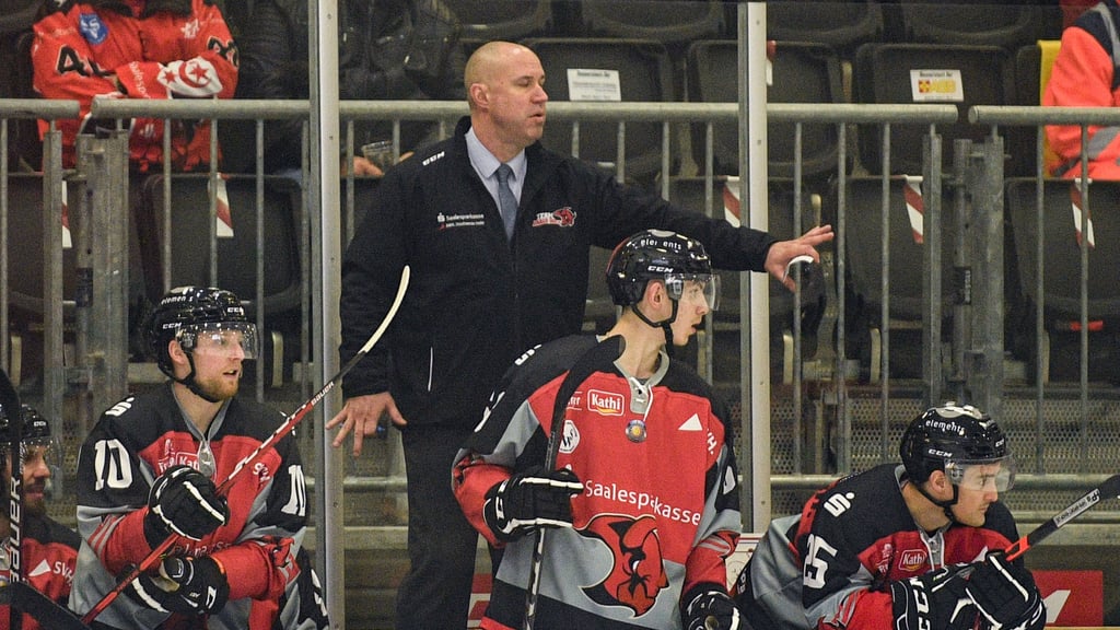Bulls-Coach Ryan Foster schwört seine Mannschaft auf das Derby in Leipzig ein.