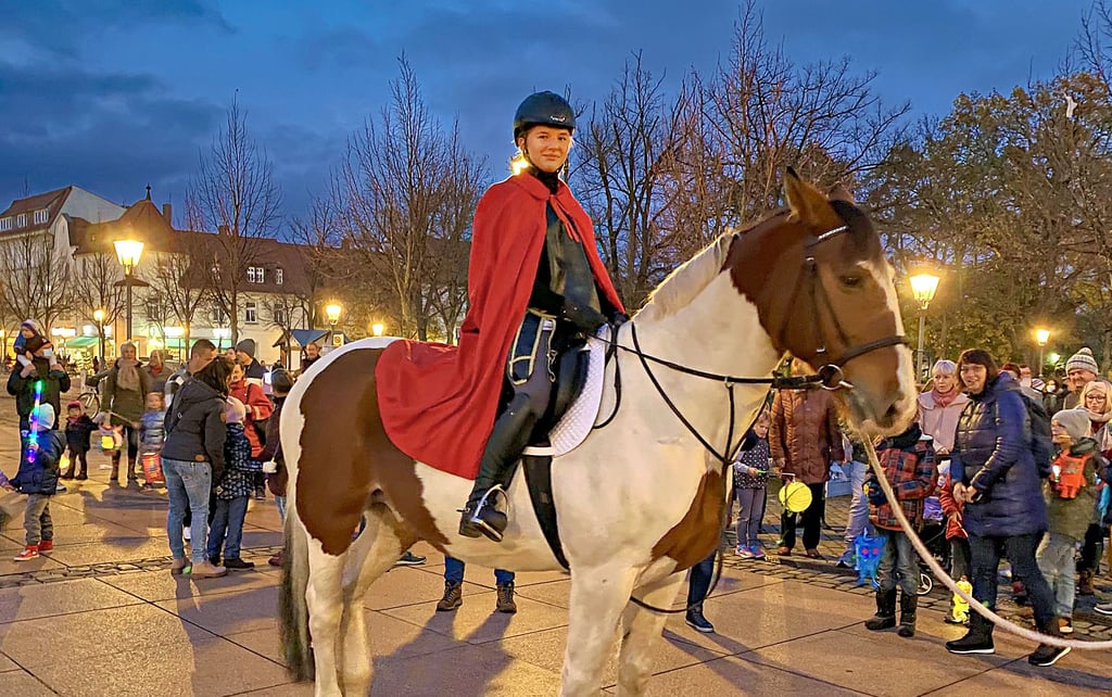 Lena Kabala schlüpfte diesmal in die Rolle des heiligen Bischofs Martin von Tours.