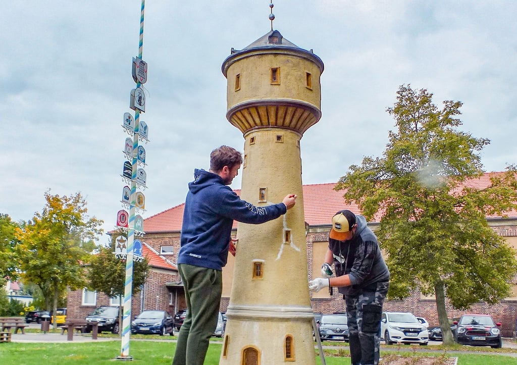 Mirko und Ronny Claus haben bei der Sanierung des Wasserturmmodells mit Hand angelegt.