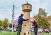 Mirko und Ronny Claus haben bei der Sanierung des Wasserturmmodells mit Hand angelegt.