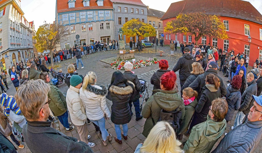 Unzählige Ascherslebener sind zum Holzmarkt gekommen, um für Josefine Blumen niederzulegen. 