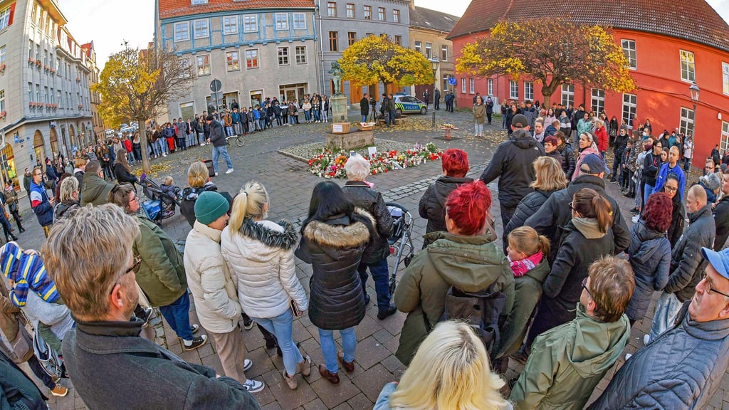 Unzählige Ascherslebener sind zum Holzmarkt gekommen, um für Josefine Blumen niederzulegen.