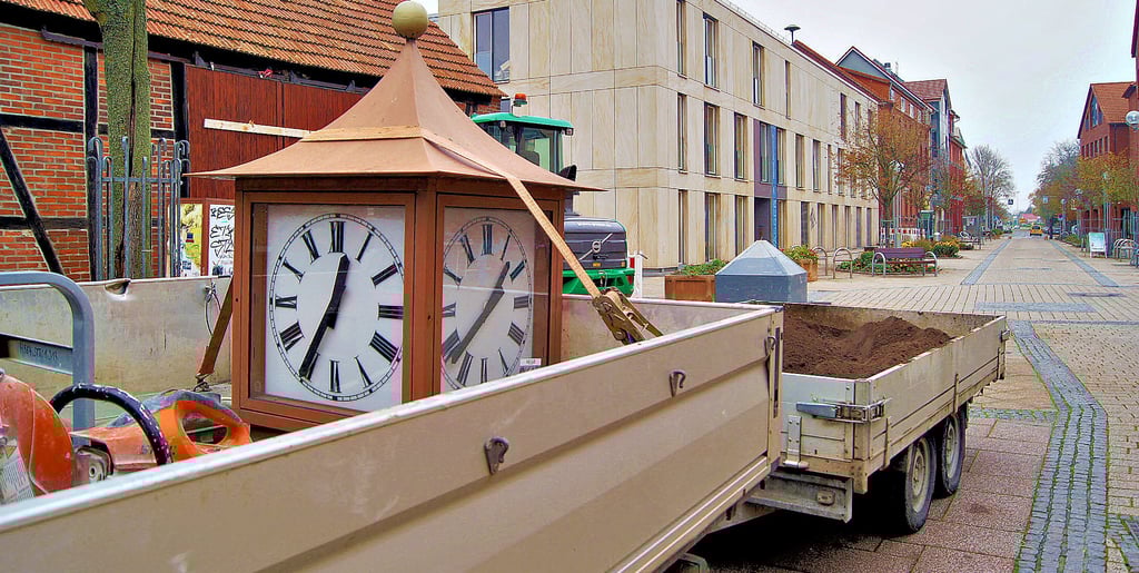 Die alte Uhr in der Fußgängerzone ist abgebaut. Sie ging schon lange nicht mehr richtig und war beschmiert.