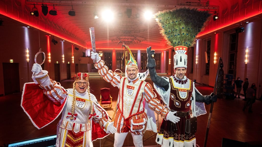 Jungfrau Gerdemie (Björn Braun, l-r), Prinz Sven I. (Sven Oleff) und Bauer Gereon (Gereon Glasemacher), das Kölner Dreigestirn, stehen im Festsaal Gürzenich in Köln.