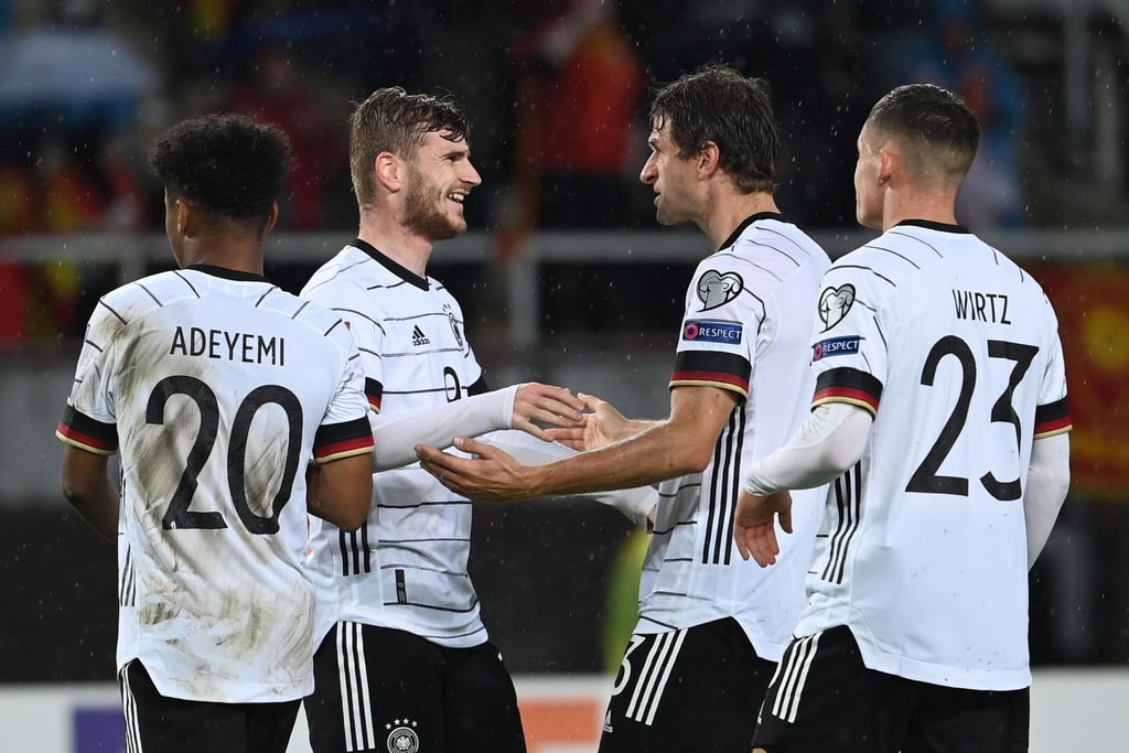 Doppeltorschütze Timo Werner (2.v.l) feiert mit Karim Adeyemi (l-r), Thomas Müller und Florian Wirtz das gelöste WM-Ticket für Katar.