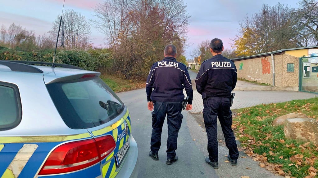 Polizisten sichern den Garagenkomplex im Nordosten von Aschersleben ab.