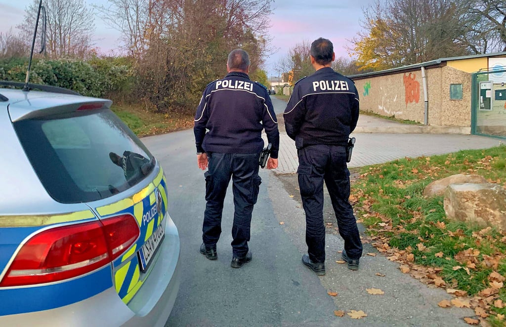 Polizisten sichern den Garagenkomplex im Nordosten von Aschersleben ab.