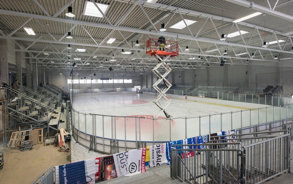 Der Eisdom in der Selkestraße ist nur ein Provisorium. Lange, so die Saale-Bulls, hält die "gekühlte Blechhalle" nicht mehr durch.
