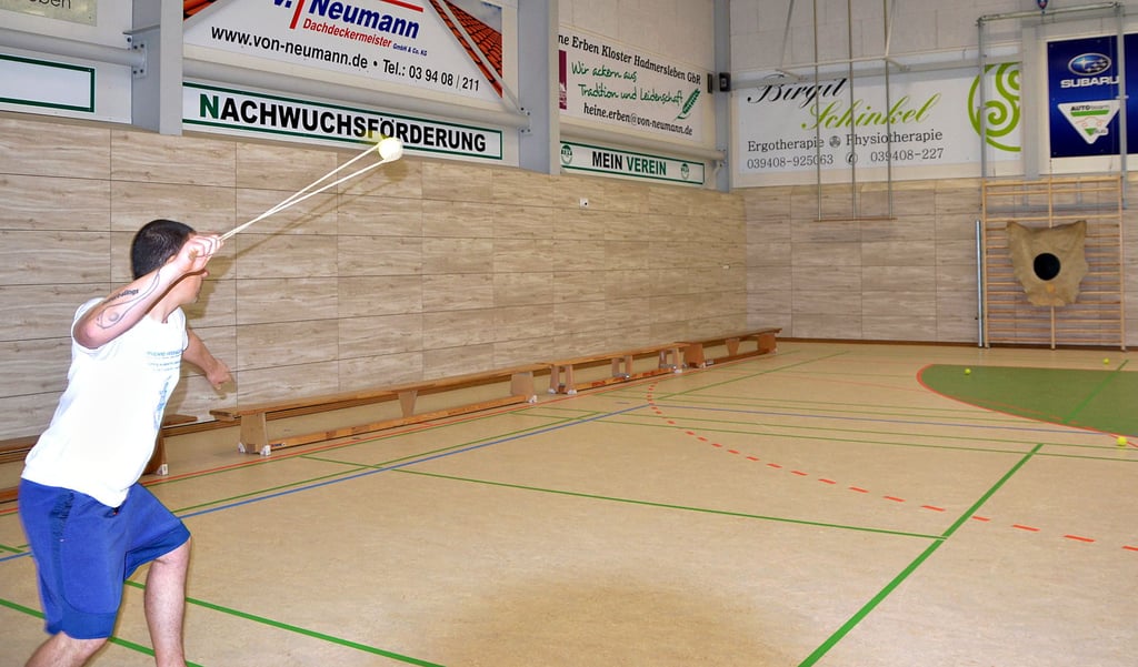 Uwe Pelzer beim Training in der Hadmersleber Sporthalle. Hier hat er selbstverständlich mit einem Tennisball trainiert.