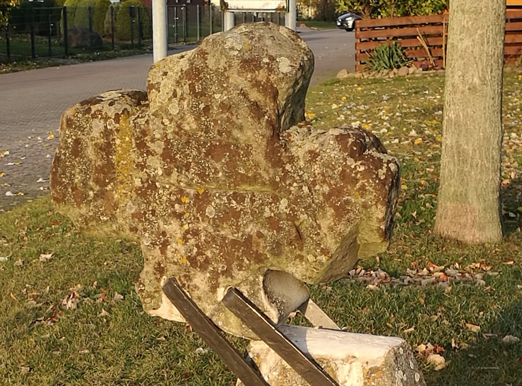 Das Sühnekreuz in Möringen wurde zerstört. Das Mittelteil wurde herausgebrochen.