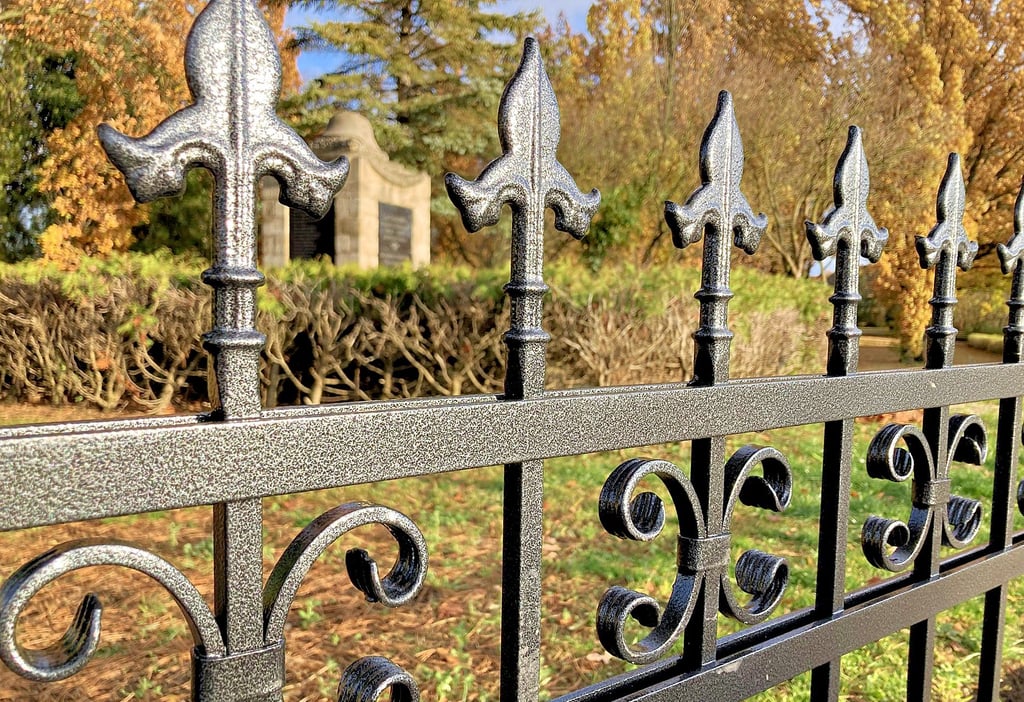 Die Friedhöfe in Hausneindorf - im Foto - und Heteborn haben einen neuen Zaun bekommen.