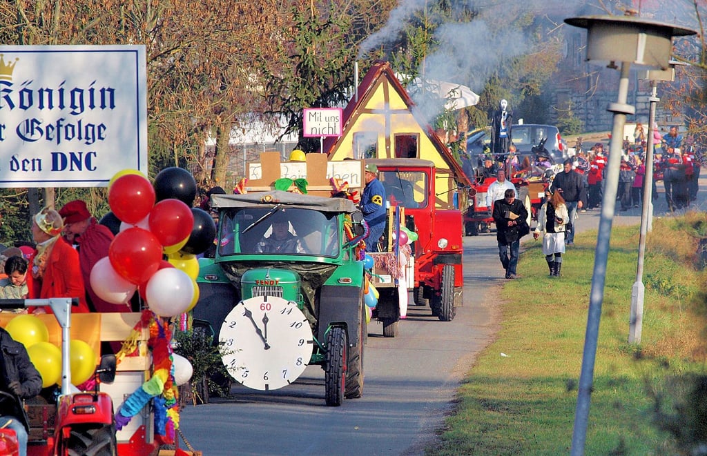 Rückblende auf den Deersheimer Festumzug zum 60-Jährigen 2011. Ähnlich bunt soll es im Dorf auch am Sonnabend wieder zugehen.