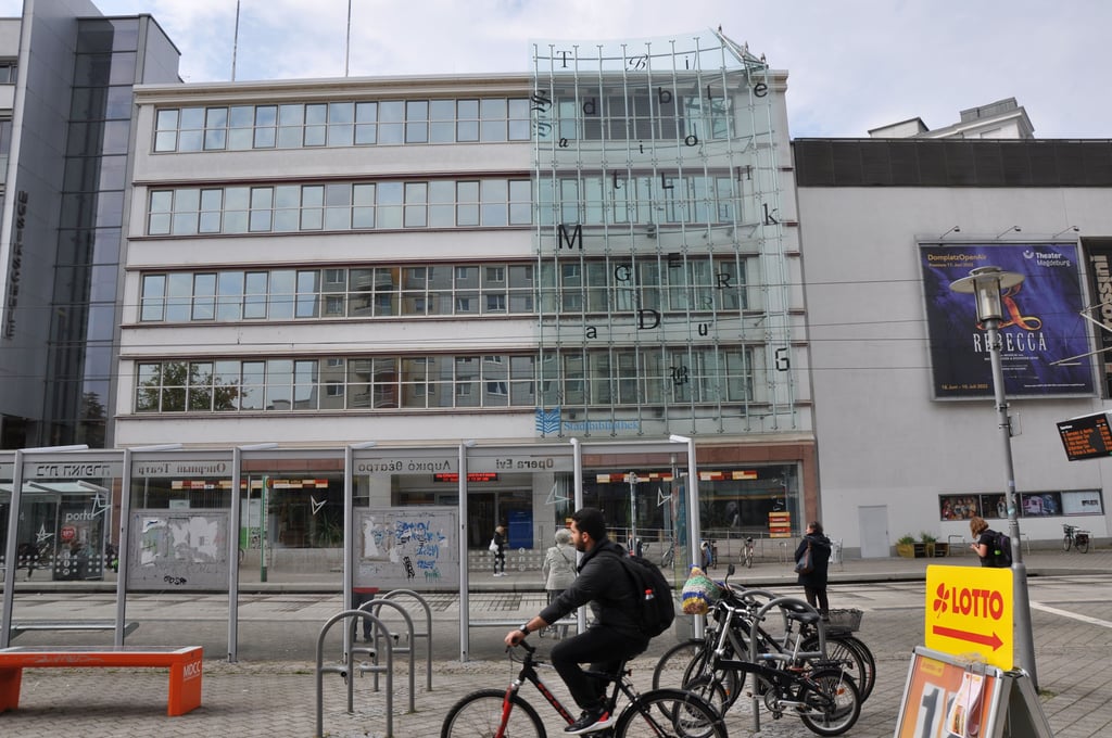 Seit 1999 ist die Magdeburger Stadtbibliothek zwischen Musikschule und Opernhaus am Breiten Weg zu Hause. Weil sich Bibliotheken nicht mehr nur als Ausleihen, sondern immer stärker auch als Orte für Veranstaltungen und Begegnung verstehen, stößt die Einrichtung räumlich an ihre Grenzen. Geplant sind ein Standortwechsel und die Fusion mit der Volkshochschule.