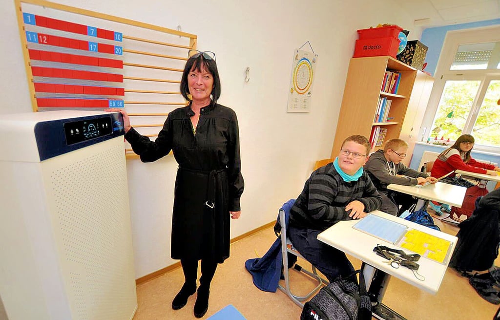 Marion Frühauf, Leiterin der Käthe-Kruse-Schule, ist mit den 49 Luftfiltern, die sie für ihre Fördereinrichtung vom Kreis geliefert bekommen hat, sehr zufrieden.
