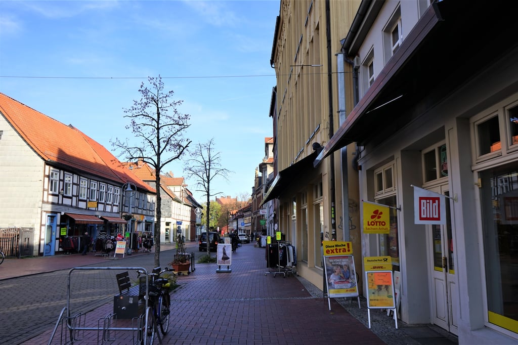 Die neuen Masten an der Breiten Straße, wie hier rechts im Bild, erhitzen die Gemüter. Der Ton wird nun rauer.