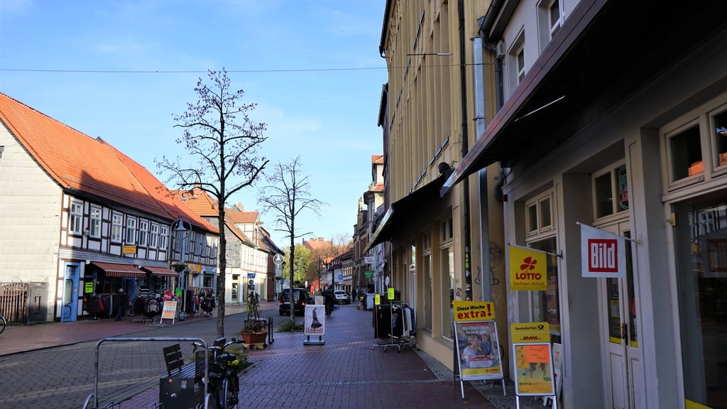 Die neuen Masten an der Breiten Straße, wie hier rechts im Bild, erhitzen die Gemüter. Der Ton wird nun rauer.
